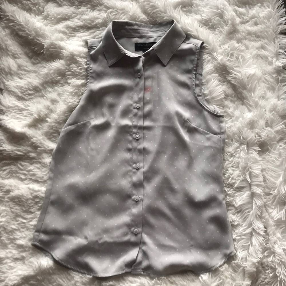 Sleeveless button up blouse. Classic Fit Petite